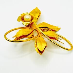 Vintage 50s/60s Gold Tone Textured Leaf Pearl Flower Brooch Pin